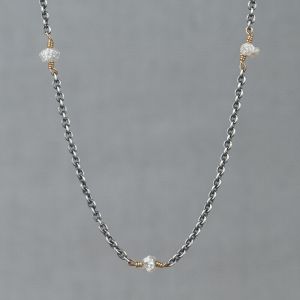 Halskette aus Silberoxyd + vergoldeter Rohdiamant