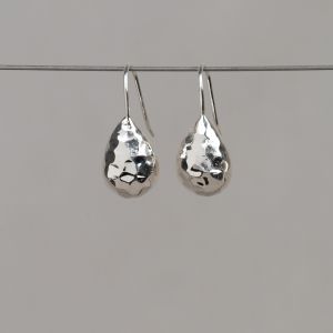 Silberner gehämmerter Tropfenohrring