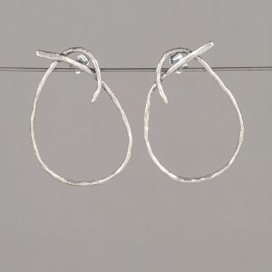 Silberne, glänzende Creolen mit Oxy-Knopf