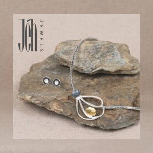 Schaumstoffplatte 30x30 Doppelringe Silber + Blattwerk-Halskette