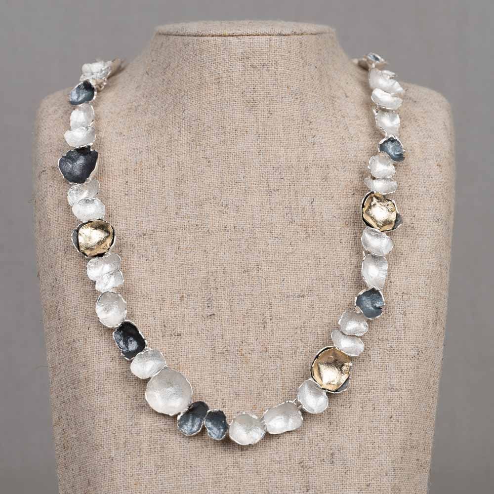 Halskette mit drei farbigen Schalen