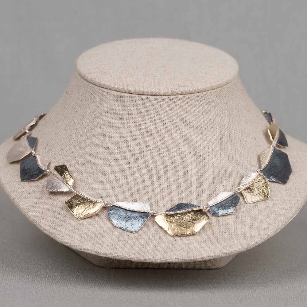 Halskette dreifarbig mit vielen Winkeln