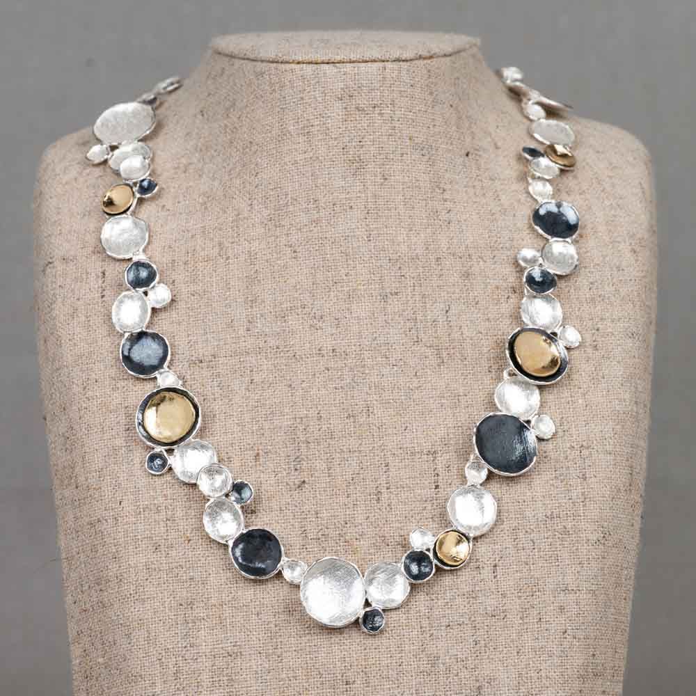 Halskette in drei Blasenfarben