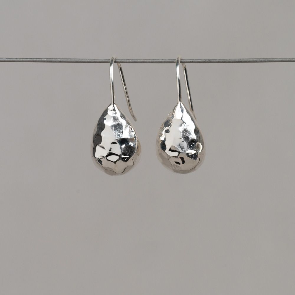 Silberner gehämmerter Tropfenohrring
