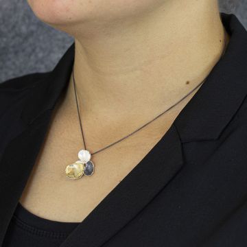 Halskette mit Hänger in drei Farben