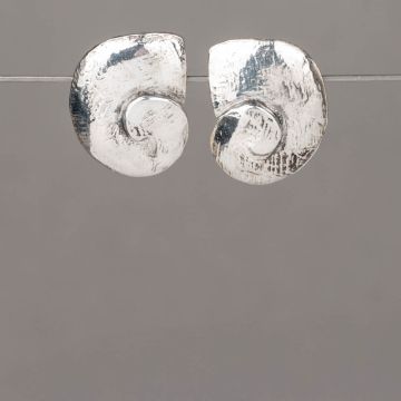 Ohrring aus gehämmertem Silber mit Muschelmuster